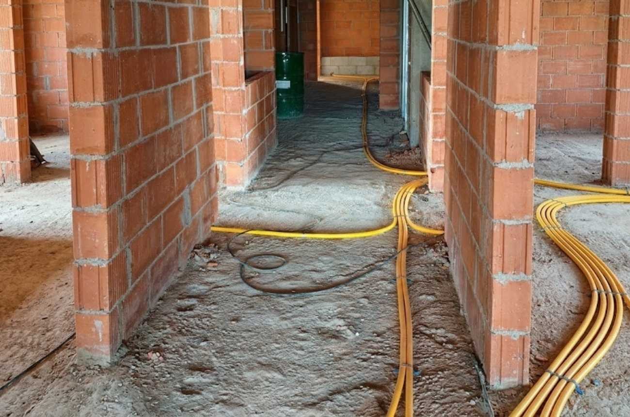 Rede de gás instalada em condomínio com tubulação amarela e medidores