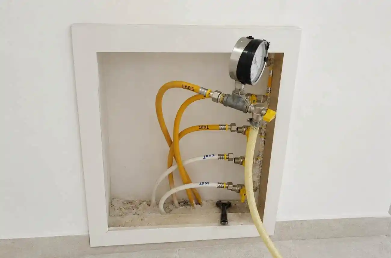 Conjunto de medidores de gás utilizado em teste de estanqueidade predial.