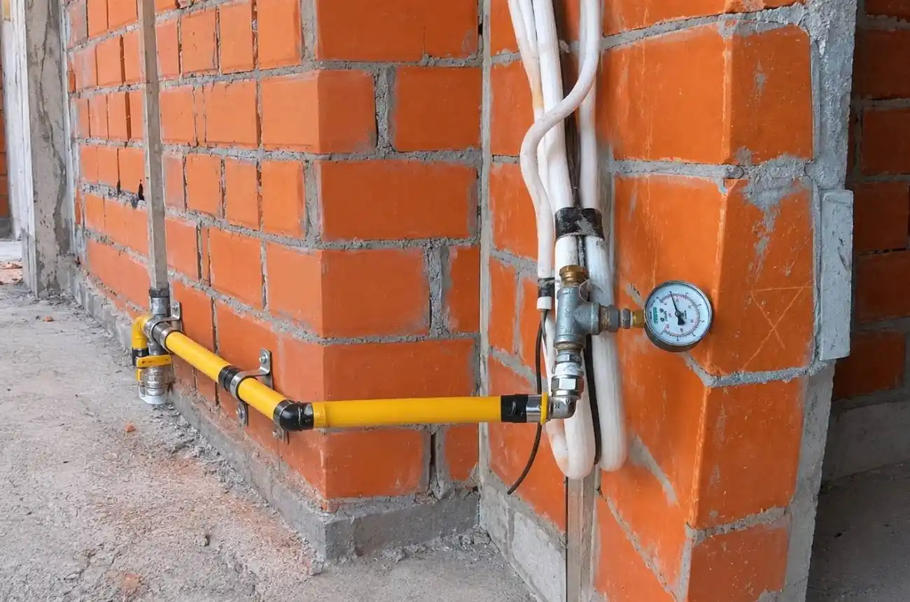 Tubulação de gás em edifício pronta para teste de estanqueidade.