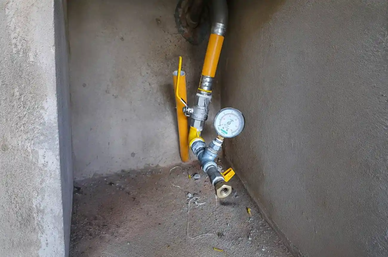 Tubulação de gás em edifício inspecionada para teste de estanqueidade.