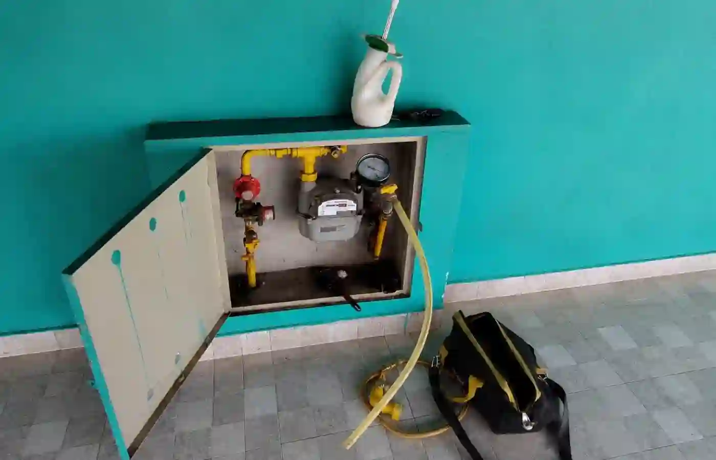 Teste de estanqueidade em rede de gás GLP realizado por equipe técnica especializada.